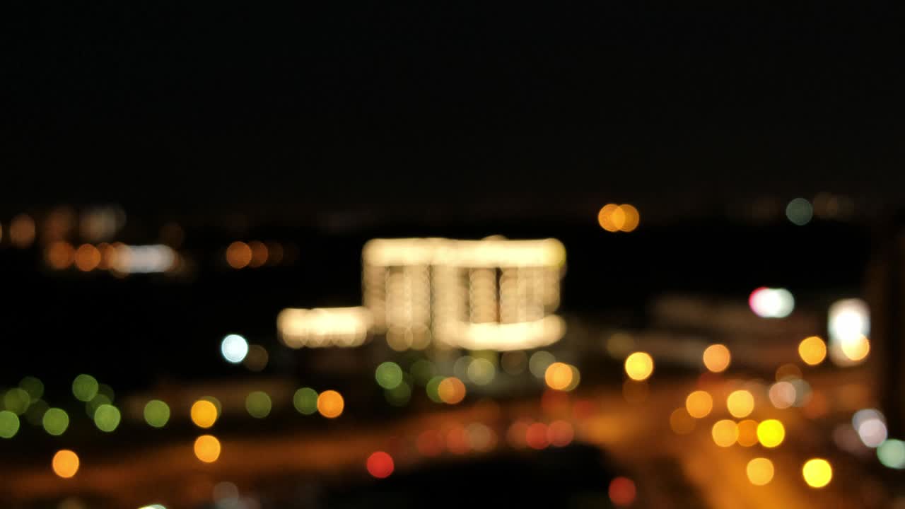 검은 바탕에 흐릿한 보케 빛 반점이 있습니다.