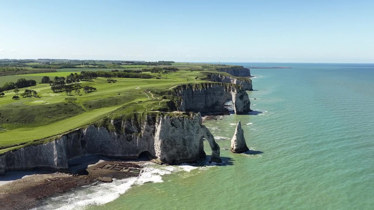 Alabasterküste Falaise d'Amont Bogen Klippen von Étretat Normandie Frankreich vertikales Videoreel Drohne