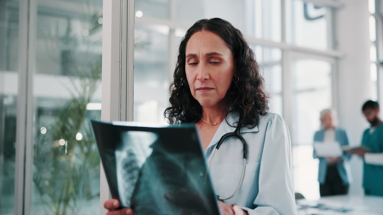 un médico examinando una radiografía en un hospital