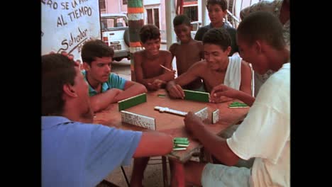 La-Gente-Juega-Dominó-En-La-Calle-En-La-Habana,-Cuba-En-La-Década-De-1980