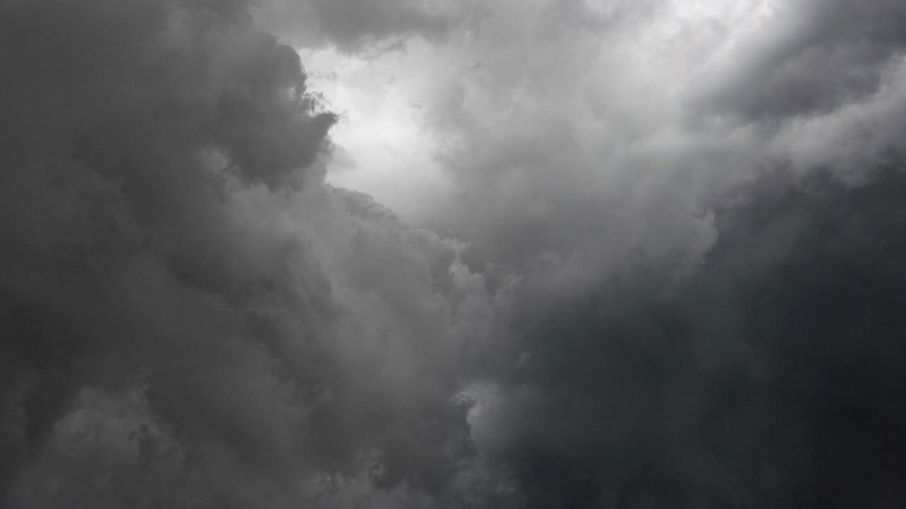 la furia de las tormentas eléctricas y la amenaza de las nubes oscuras