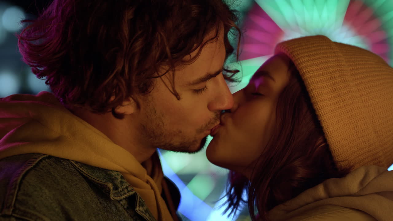 도시 거리에서 키스하는 사랑의 커플