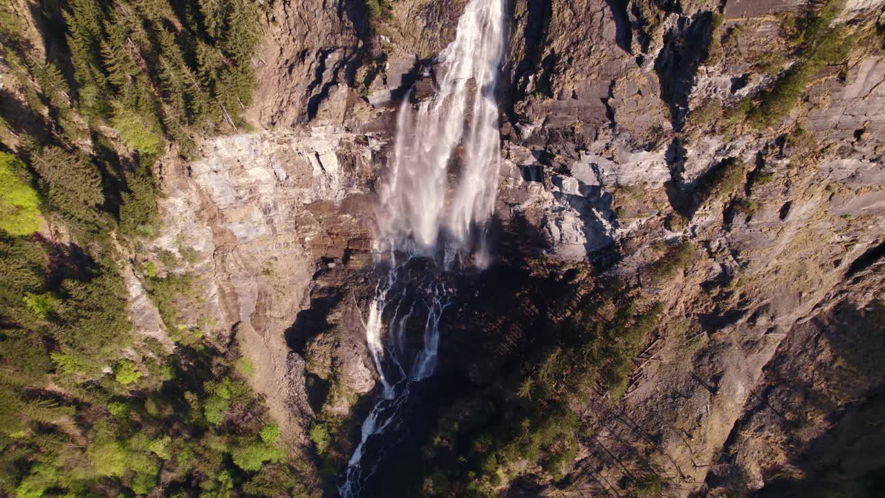 imágenes aéreas de drones empujando y desplazando una pintoresca cascada en grindelwald en suiza