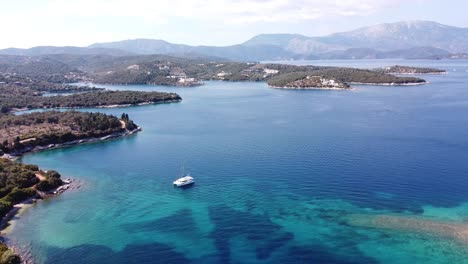 Luxusboot-Segelt-Auf-Den-Meganisi-inseln-In-Der-Nähe-Von-Lefkada,-Griechenland---Umkehrantenne