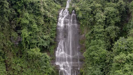 Wunderschöner-Pubutang-Wasserfall-Im-Chinesischen-Berghang,-4k-Luftaufnahmen