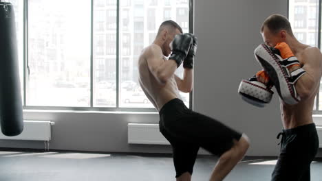 sesión de entrenamiento de boxeo y kickboxing