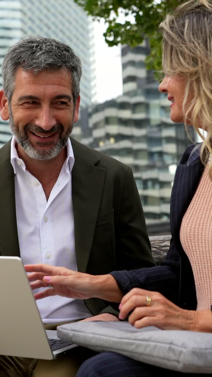 Professionisti aziendali che collaborano all'aperto