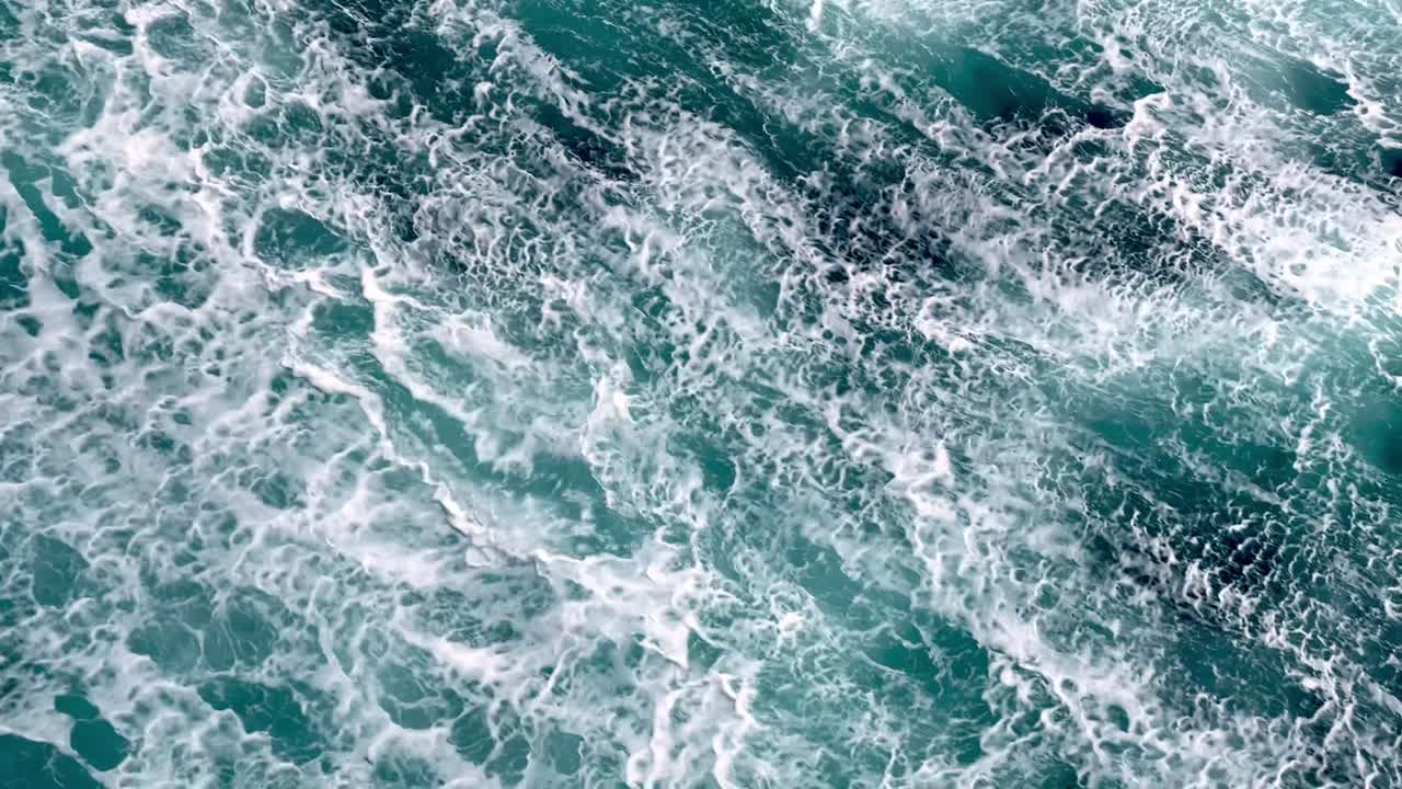 Gros plan sur le courant des mers agitées, vu d'un navire de croisière au large de la côte de l'Alaska dans la mer de Béring.