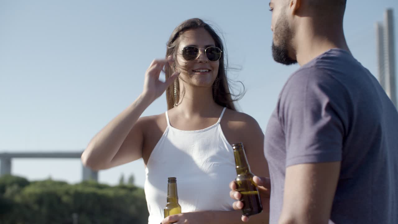 hermosa mujer sonriente hablando con un amigo durante un picnic.