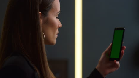 mujer de negocios teniendo una conversación de video en el teléfono inteligente en el gerente de la oficina en casa usando el teléfono