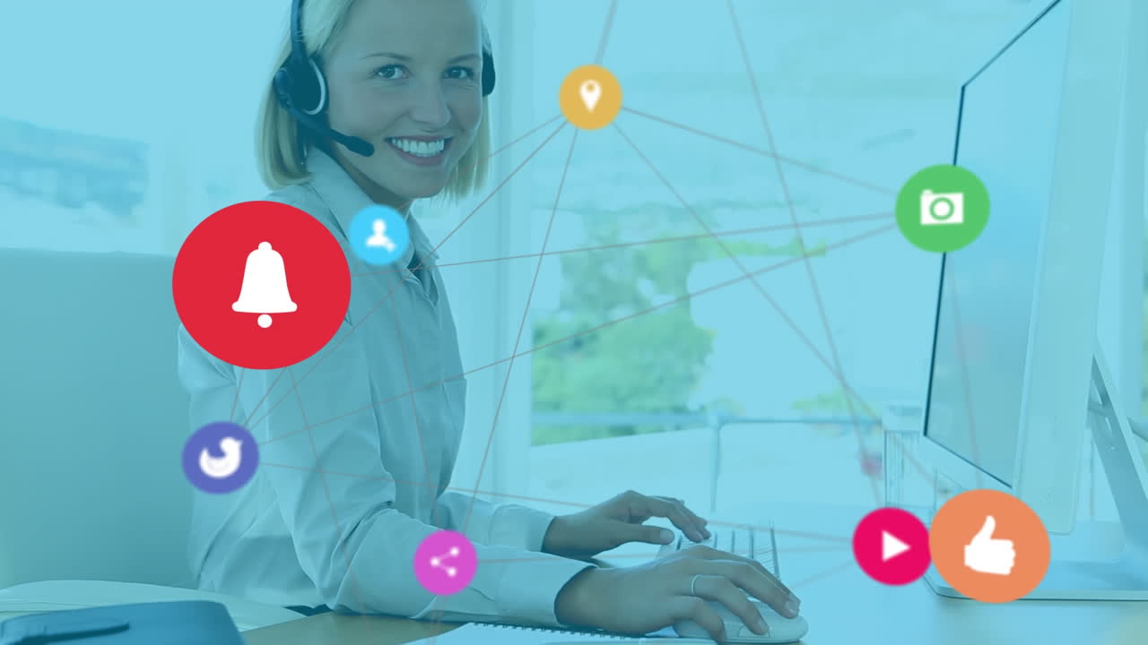 Animazione di una rete di icone digitali su una donna caucasica con cuffie telefoniche che sorride in ufficio.