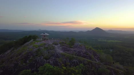 Schnelle-Luftaufnahme-Der-Australischen-Landschaft,-Aussichtspunkt-Mount-Tinbeerwah-Bei-Sonnenuntergang-Mit-Menschen-Und-Atemberaubender-Aussicht