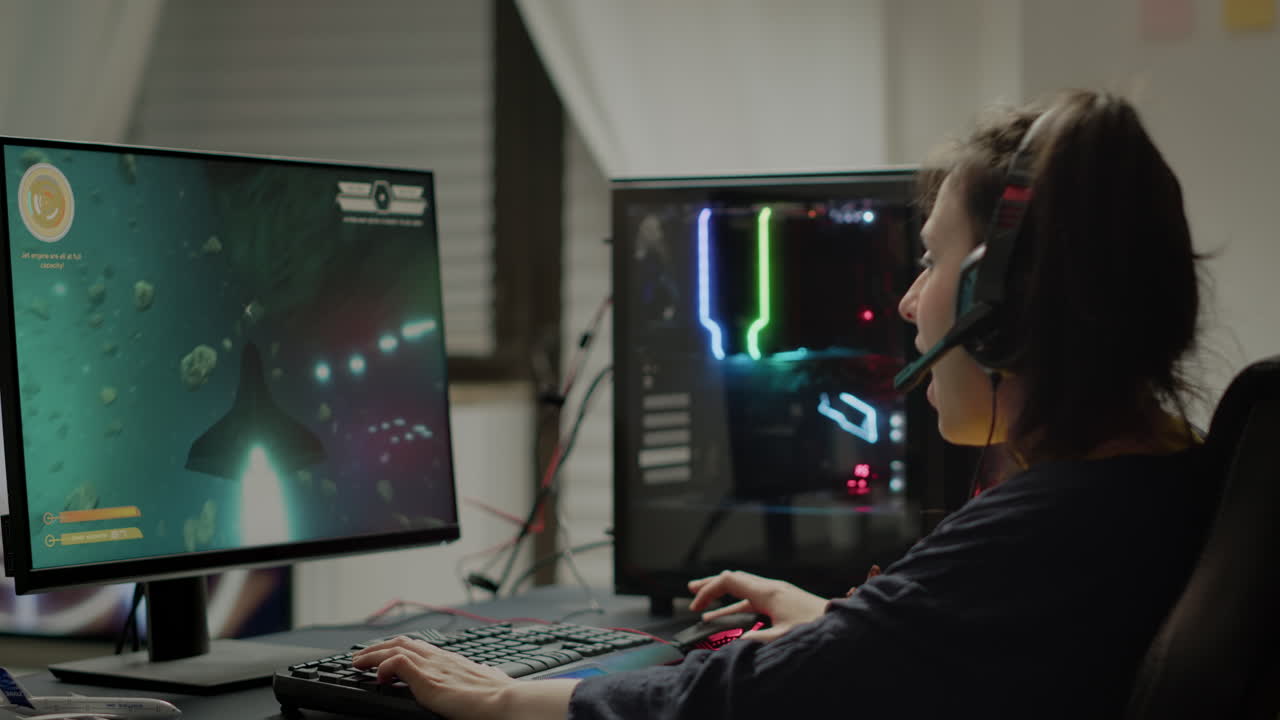 헤드폰을 사용하여 우주 슈팅 비디오 게임을 하는 중독자 여성