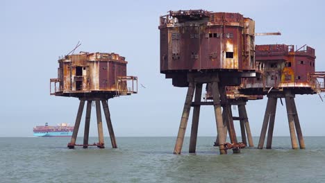 Las-Fortalezas-De-Maunsell,-La-Vieja-Guerra-Mundial-Dos-Estructuras-Se-Oxidan-Sobre-Pilotes-En-El-Estuario-Del-Río-Támesis-En-Inglaterra-4