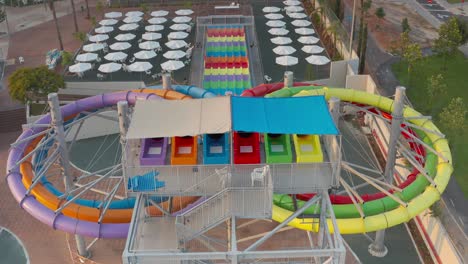 vista aérea de las coloridas toboganes del parque acuático