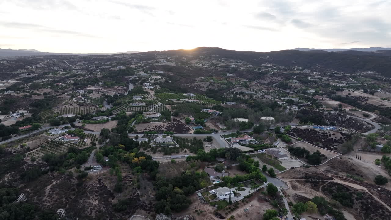 Riprese aeree all'alba con drone sopra un bellissimo vigneto a Temecula, in California