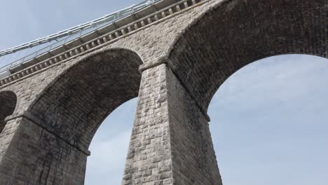 Debajo-De-Menai-Arco-De-Piedra-Transporte-Puente-Colgante-Punto-De-Referencia-Galés-Anglesey-Arcos