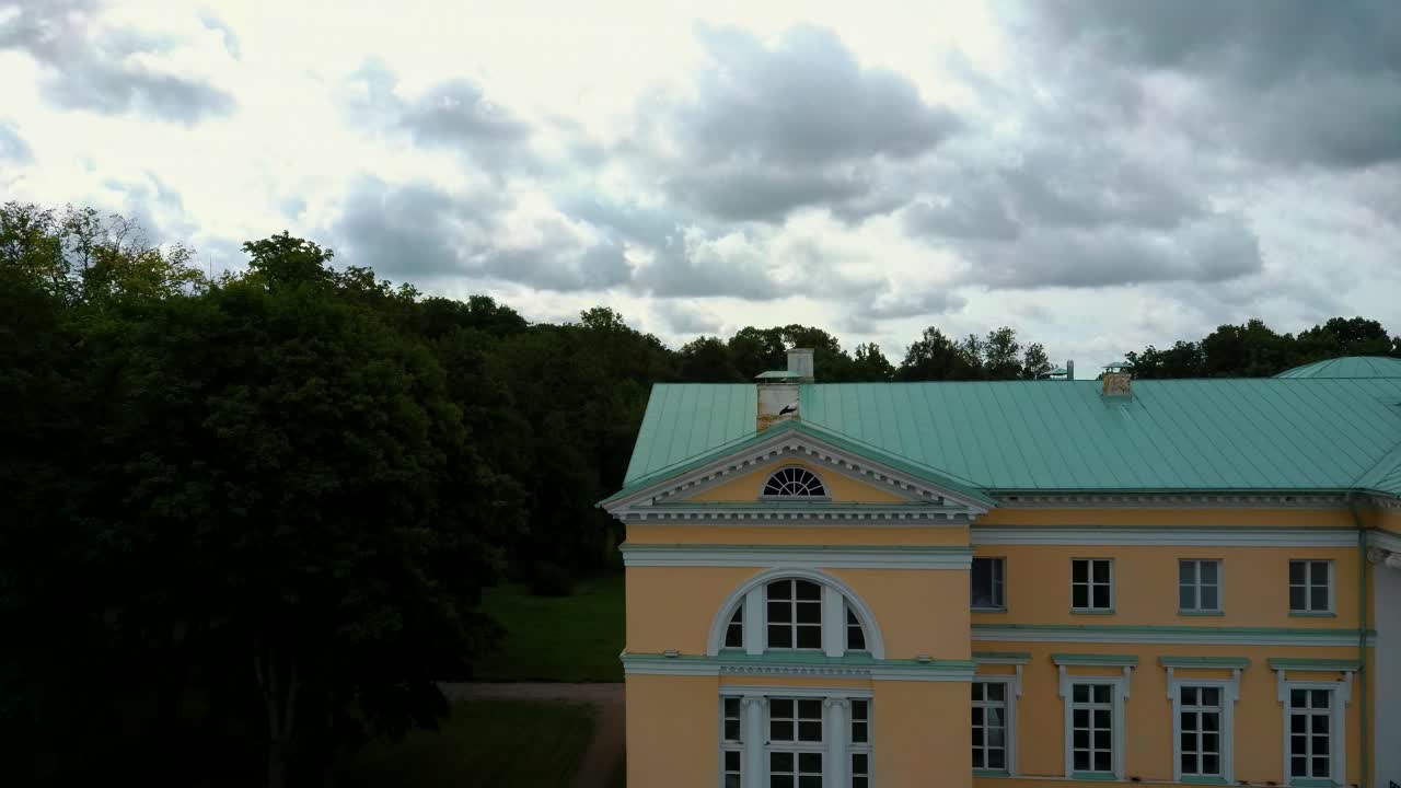 toma aérea ciudad mezotne, república de letonia