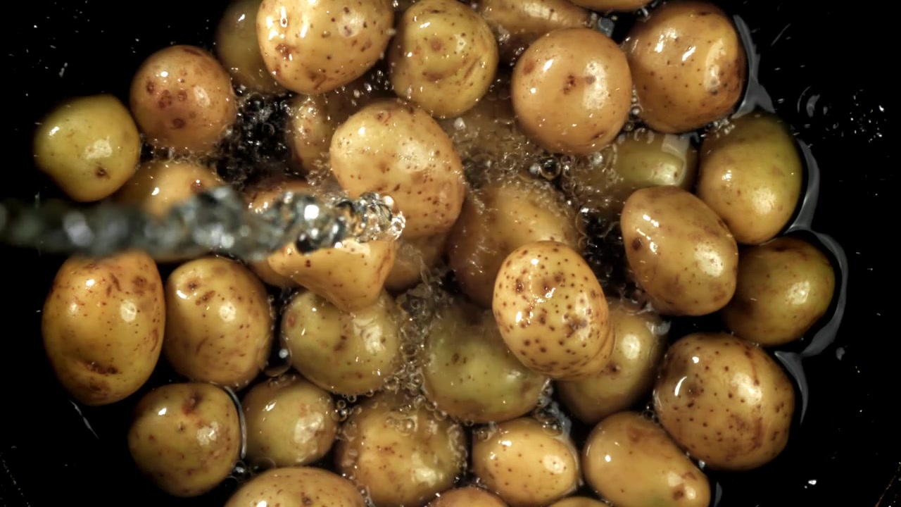 Patate fresche lavate con acqua al rallentatore