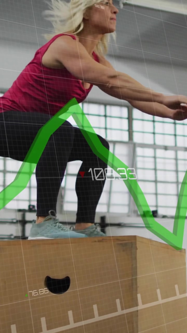 Animazione di monitoraggio dei dati fitness su donna che si allena con box jump in palestra