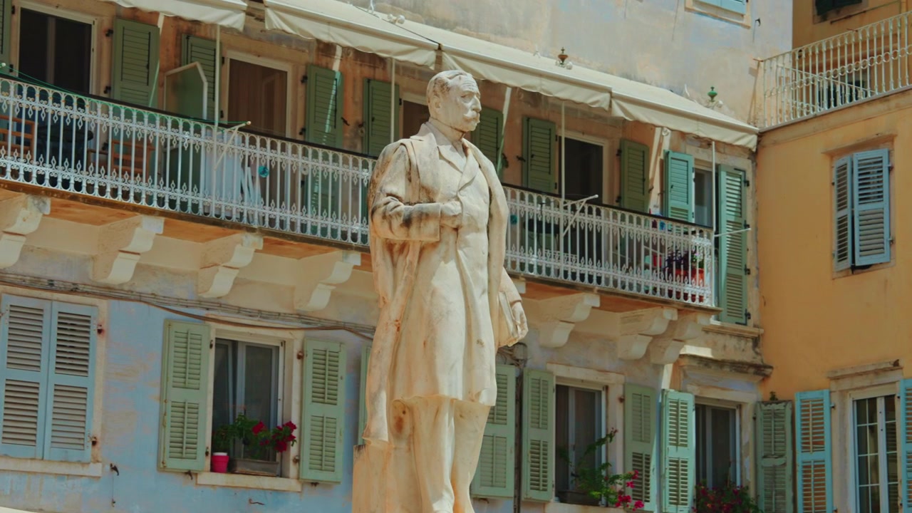 Vista panoramica della statua di Georgios Theotokis situata nel centro storico di Corfù, Grecia.