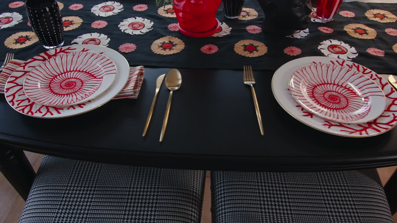 elegante mesa con platos rojos y blancos