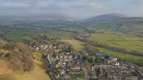 filmische luftaufnahmen von sedbergh village, dem idealen ort für einen ausflug zu jeder jahreszeit