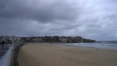 Playa-De-Surf-Vacía-De-Sydney-Bondi,-Apocalipsis-Zombie-En-Nueva-Gales-Del-Sur,-Australia