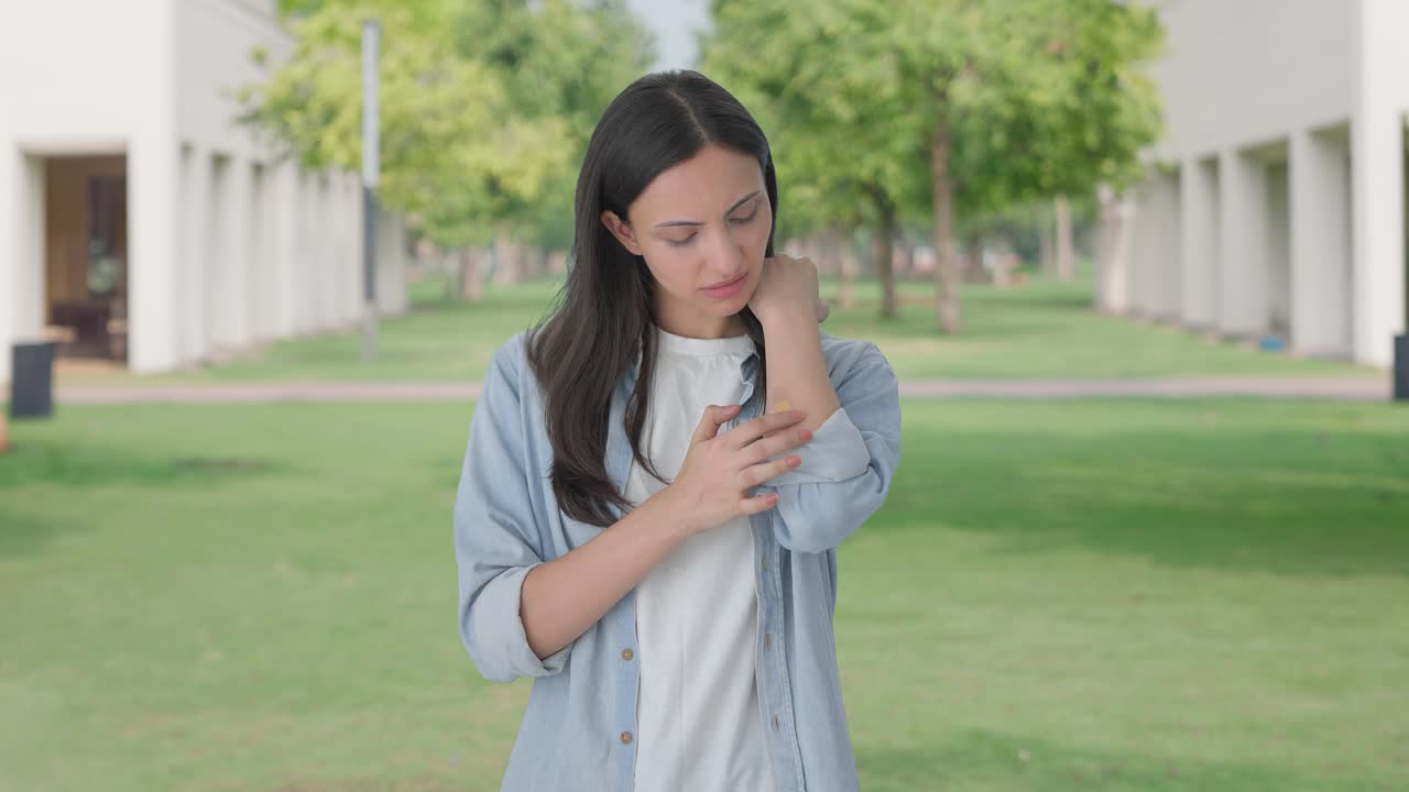 chica india aplicando un vendaje