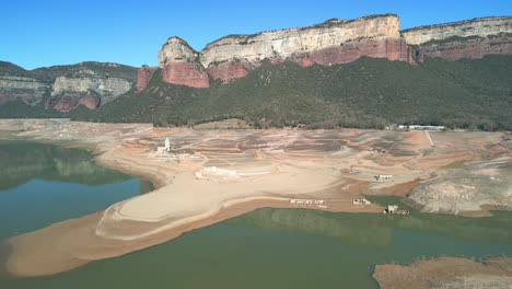 Dique-Del-Pantano-De-Sau-En-Cataluña,-España,-Intensa-Sequía-En-2024-La-Peor-Sequía-De-La-Historia-De-Cataluña