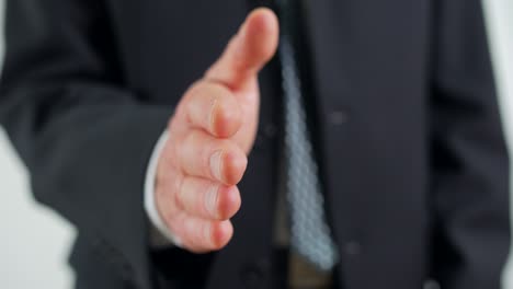 un hombre está ofreciendo su mano para un apretón de mano