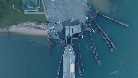 tomada aérea de un avión no tripulado del ferry que parte de la isla de refugio north fork long island nueva york antes del amanecer