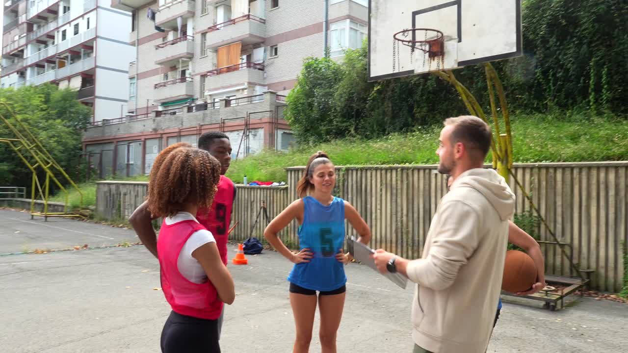 Sessione di coaching per team di basket