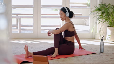 mujer, yoga y pilates en clase en línea