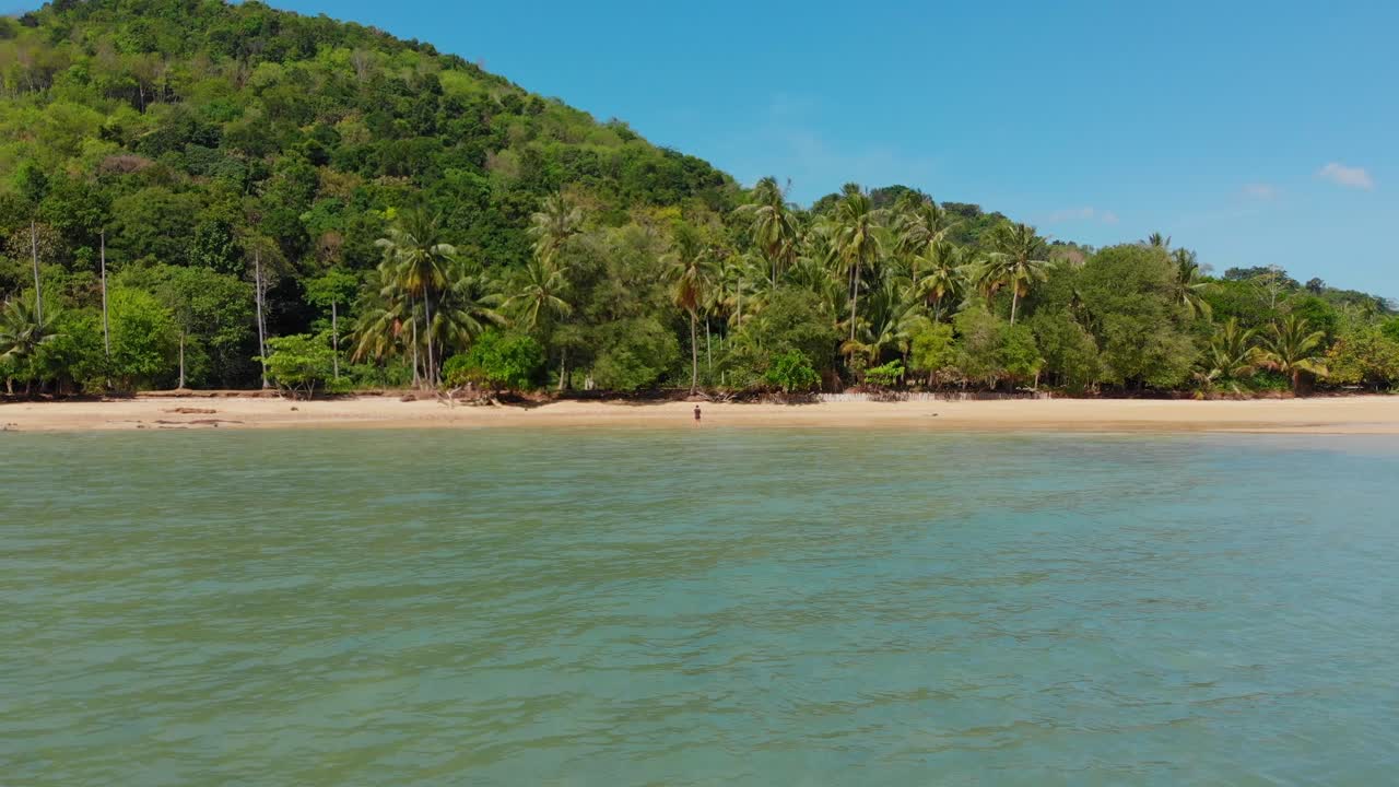 Mies hiekkarannalla Ko Yao Noissa, Phang Ngassa, Thaimaassa