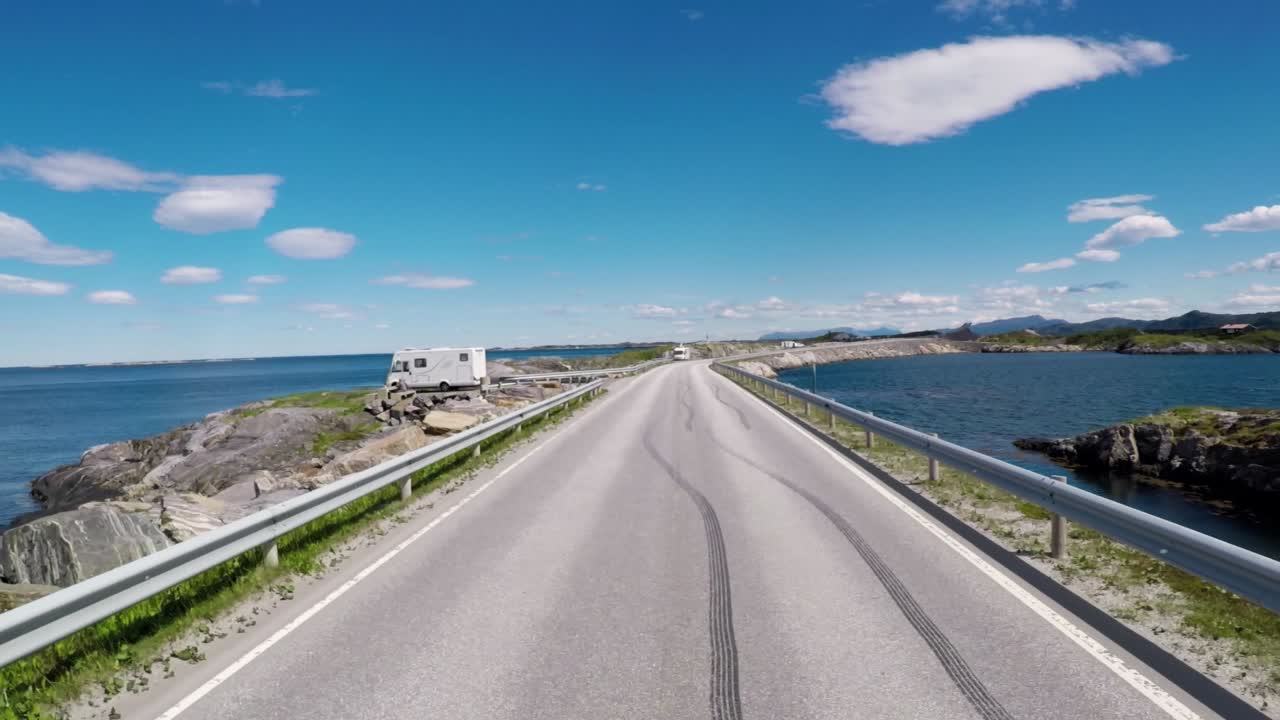 노르웨이의 도로에서 자동차를 운전하는 대서양 도로 또는 대서양 도로 (atlanterhavsveien) 는 (노르웨이의 세기의 건설) 라는 타이틀을 받았습니다.