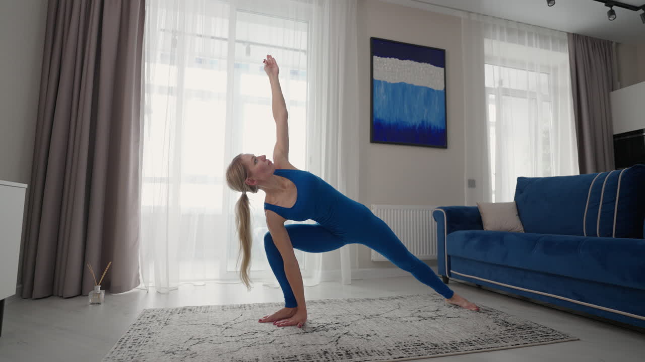 mujer deportiva entrenando en el hogar ejercicio físico abdominal. gimnasio en el hogar. estilo de vida de entrenamiento. mujer alegre, deportiva y saludable en ropa activa entrenando en una estera de yoga en el salón.