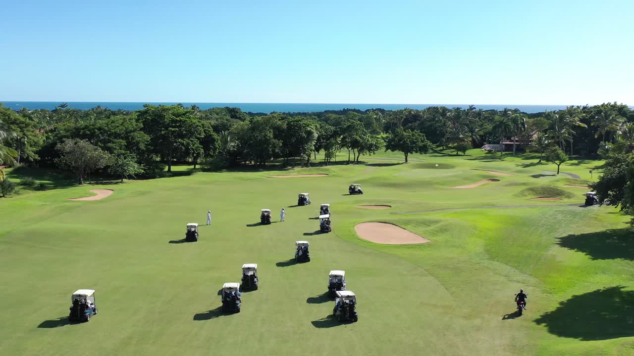 라 로마나에 위치한 시골집에서 마지막 홀에 도달하기 위해 경주하는 골퍼들의 조감도