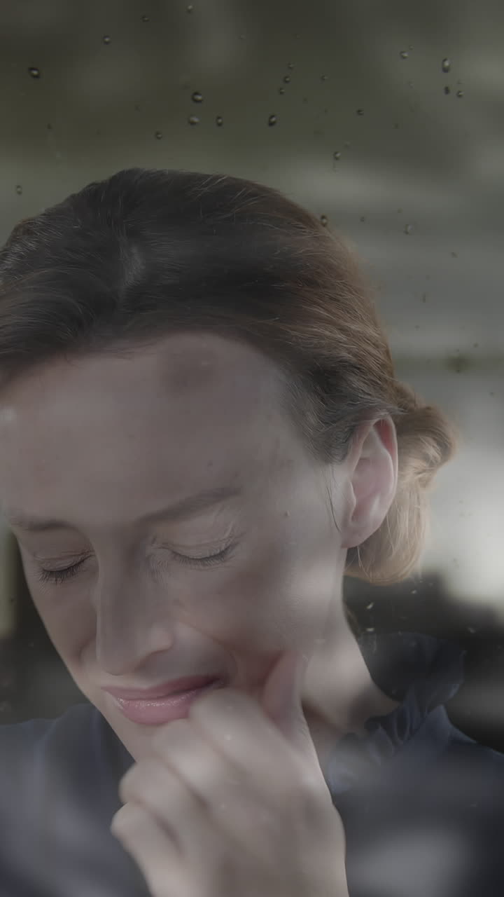 animación del paisaje urbano sobre una triste mujer caucásica tocando su mejilla