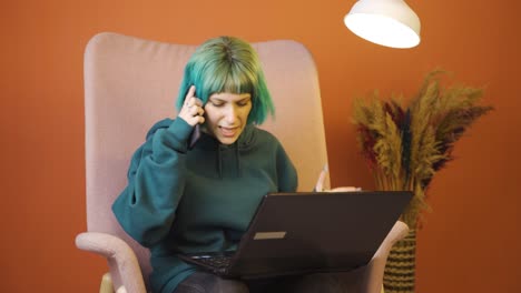 Mujer-Joven-Usando-Una-Computadora-Portátil-Hablando-Nerviosamente-Por-Teléfono.