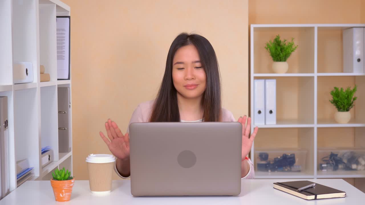 스타트업 회사에서 일하는 직원이 발걸음을 습니다.