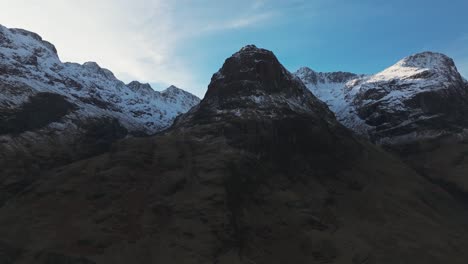 fotografía aérea de un bidean nam bian cubierto de nieve en las tierras altas de escocia