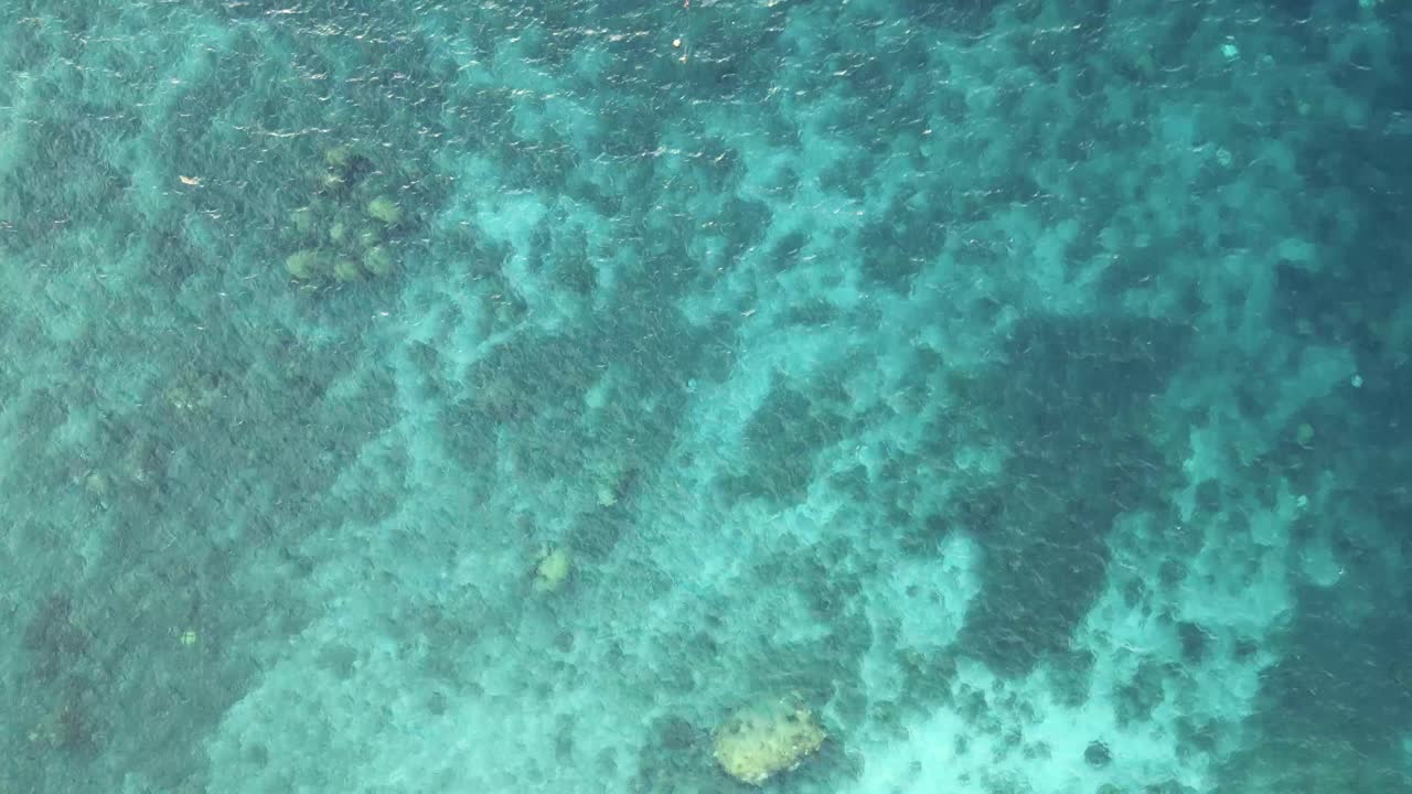 순수하고 깨하고 오염되지 않은 바다 물의 공중 상단 아래로