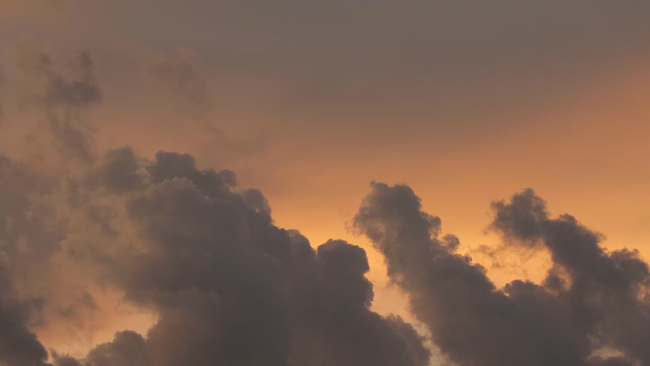 formación de nubes durante el atardecer australia gippsland victoria maffra