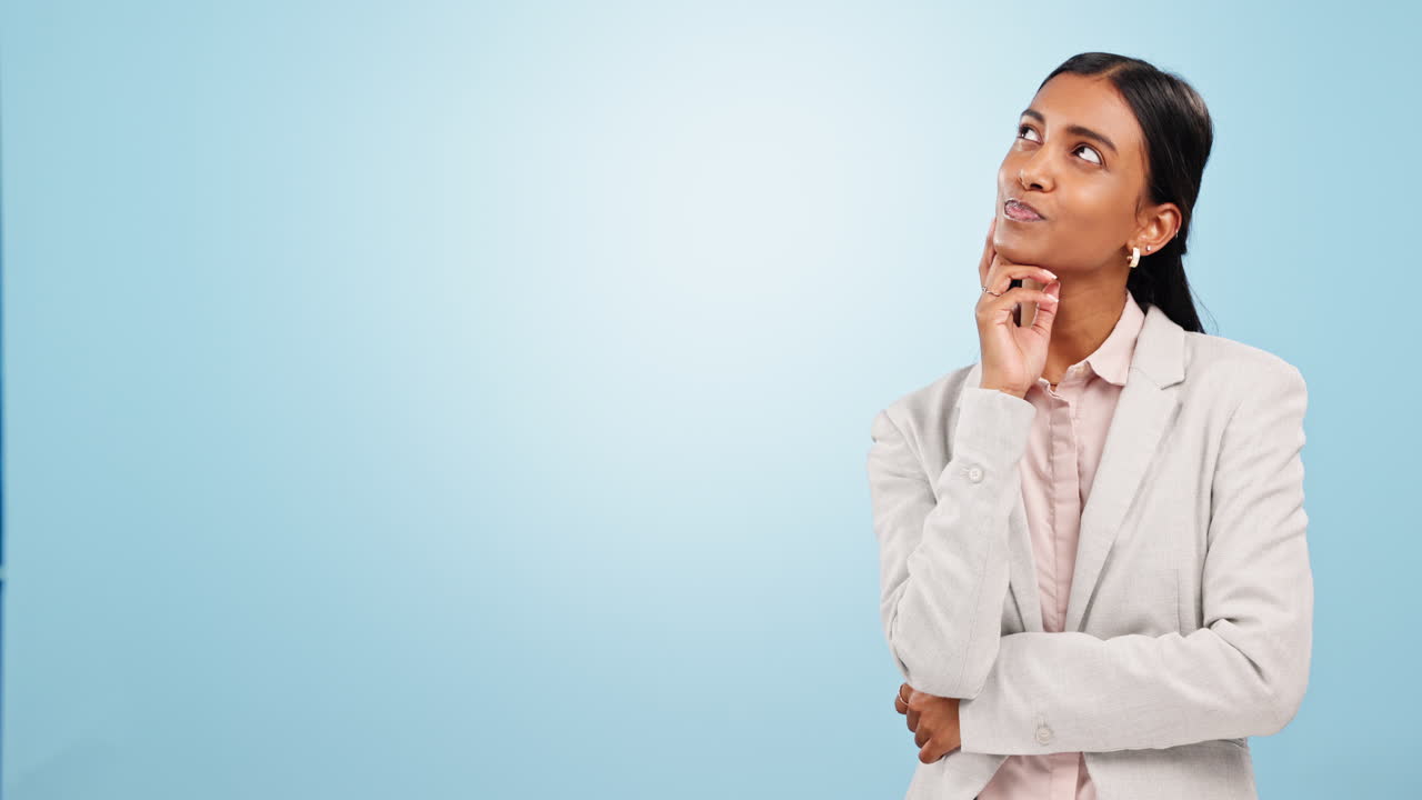 mujer pensante, planificadora y de negocios en el estudio