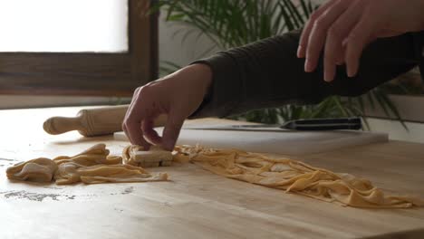 Hacer-Pasta-Tagliatelle-Casera,-Proyecto-De-Bricolaje,-Primer-Plano