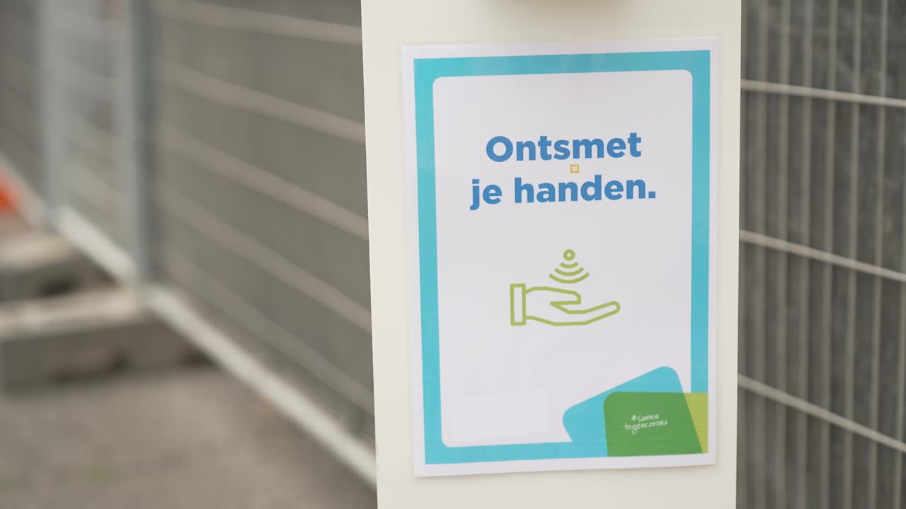 코로나 바이러스로부터 보호하기 위해 야외 모바일 디스펜서에서 손 소독제 젤을 사용하는 사람의 클로즈업