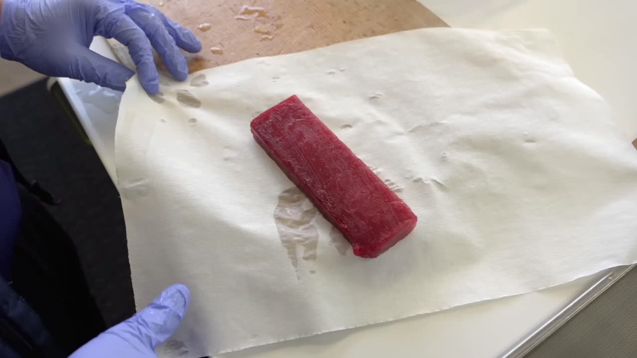 avvolgere il tonno fresco in carta