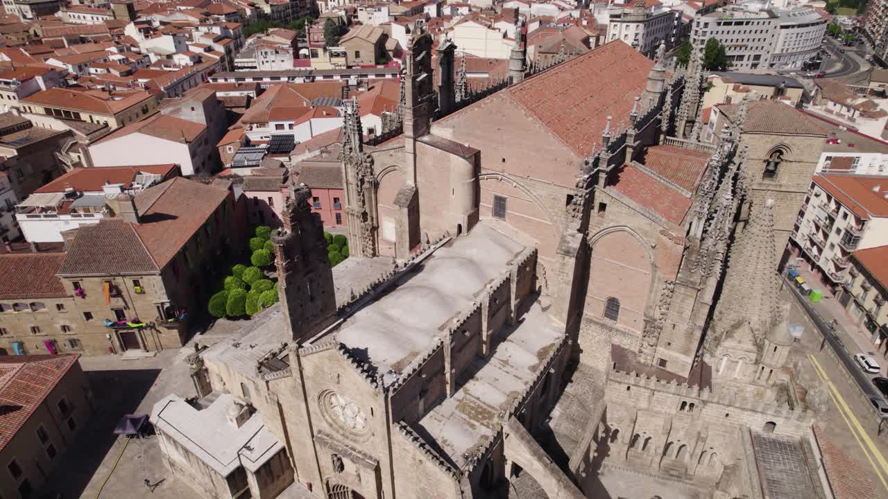 nueva catedral de plasencia, edificio histórico de estilo románico, toma de órbita aérea