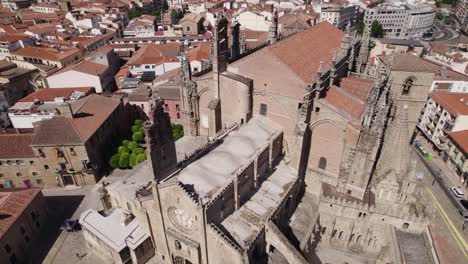 Catedral-Nueva-De-Plasencia,-Edificio-Histórico-De-Estilo-Románico,-Toma-Aérea-En-órbita